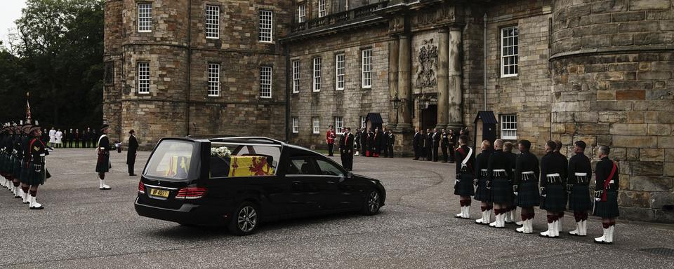 Le cercueil de la reine Elizabeth II est arrivé au palais d'Holyroodhouse à Edimbourg. [Keystone - Aaron Chown/Pool Photo via AP]