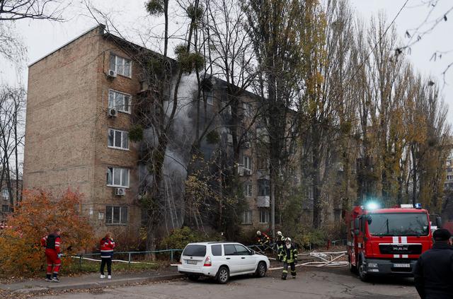 Locatif touché par une frappe à Kiev, 15.11.2022. [Reuters - Gleb Garanich]