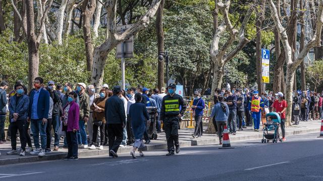 Des habitantes et habitants de Shanghai attendent avant de se faire tester contre le Covid. [Keystone/EPA - Alex Plavevski]