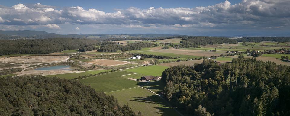 Le futur site d'enfouissement des déchets nucléaires suisses devrait être construit sur le territoire de la commune de Stadel bei Niederglatt, dans le vallon de Haberstal (en bas de la photo). [Keystone - Michael Buholzer]