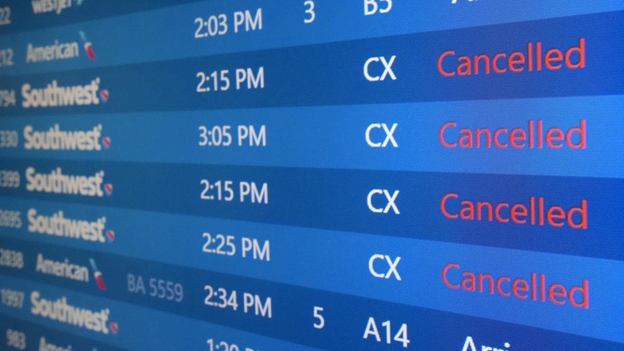 Un tableau affiche les vols annulés à l'aéroport de Phoenix le 29 décembre 2022. [Keystone - AP Photo/Ross D. Franklin]