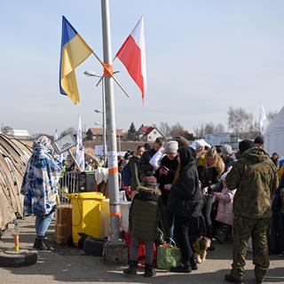 Des réfugiés ukrainiens arrivent à la frontière polonaise à Medyka le 12 mars 2022. [Keystone - EPA/DAREK DELMANOWICZ]