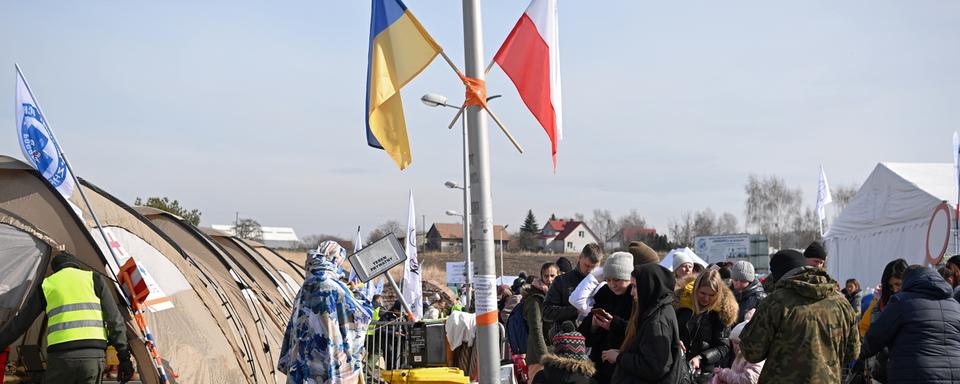 Des réfugiés ukrainiens arrivent à la frontière polonaise à Medyka le 12 mars 2022. [Keystone - EPA/DAREK DELMANOWICZ]