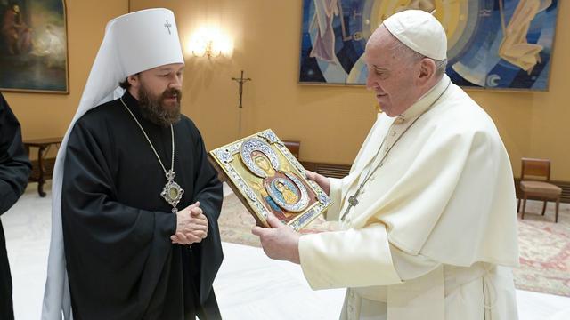 Une photo fournie par les médias du Vatican montre le Pape François recevant son Éminence Hilarion Alfeyev, Métropolite de Volokolamsk, Président du Département des relations extérieures du Patriarcat de Moscou, lors d'une audience au Vatican, le 22 décembre 2021. [EPA/KEYSTONE]