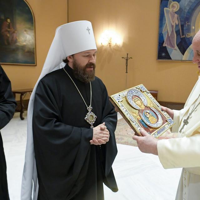 Une photo fournie par les médias du Vatican montre le Pape François recevant son Éminence Hilarion Alfeyev, Métropolite de Volokolamsk, Président du Département des relations extérieures du Patriarcat de Moscou, lors d'une audience au Vatican, le 22 décembre 2021. [EPA/KEYSTONE]