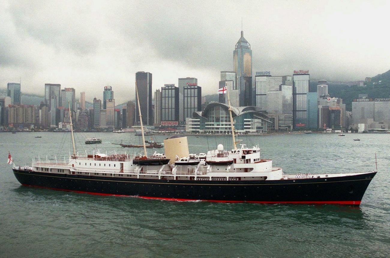 Le yacht royal Britannia avec lequel Elizabeth II s'est rendue en Irlande du Nord. Ici en 1997 au large de Hong Kong. [Keystone]