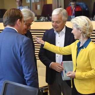 La présidente de la Comission européenne Ursula von der Leyen porte les couleurs de l'Ukraine lors des discussion au sujet de sa candidature. [AP Photo - Geert Vanden Wijngaert - Keystone]