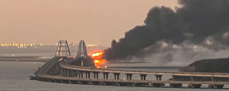 Le pont reliant la Crimée à la Russie touché par un incendie. [Reuters]