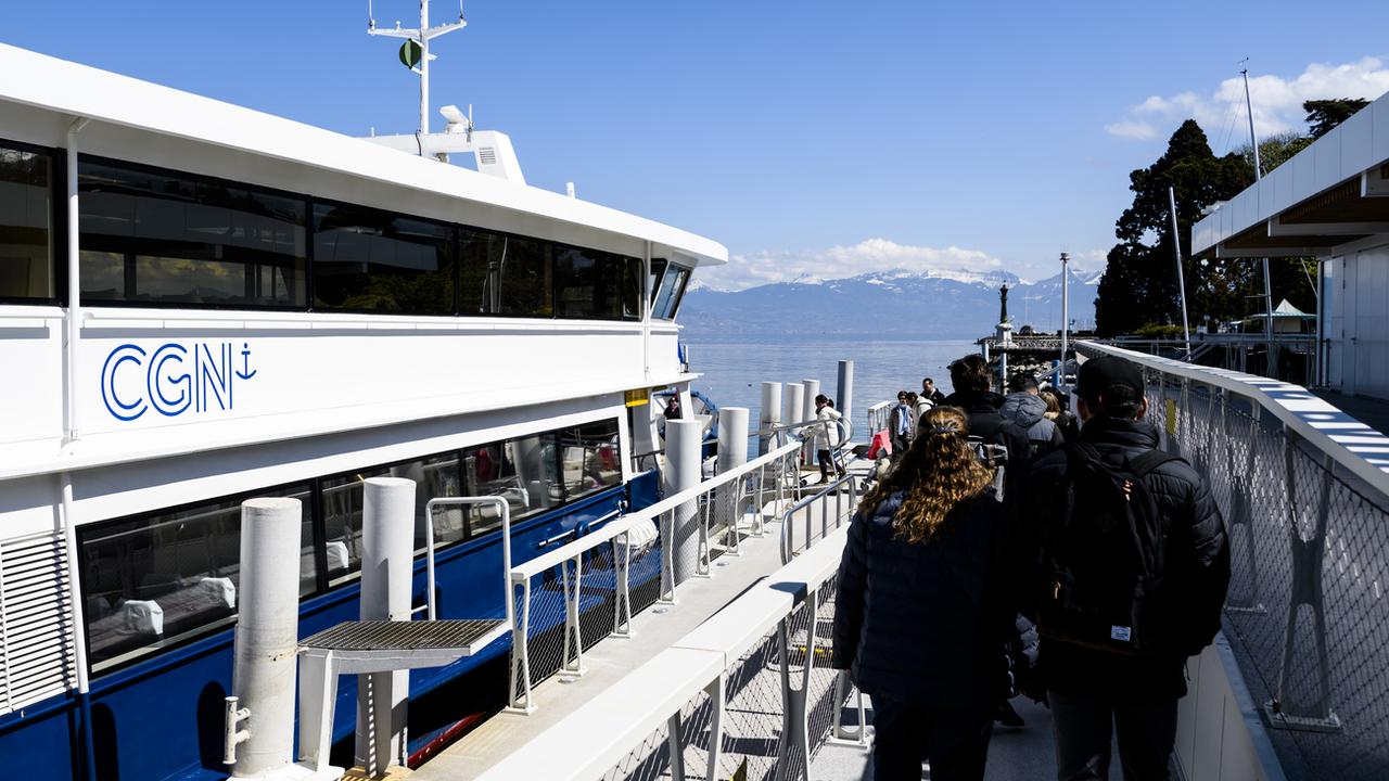 Des personnes embarquent dans le bateau de la CGN pour naviguer sur le lac Léman. [Keystone - Jean-Christophe Bott]