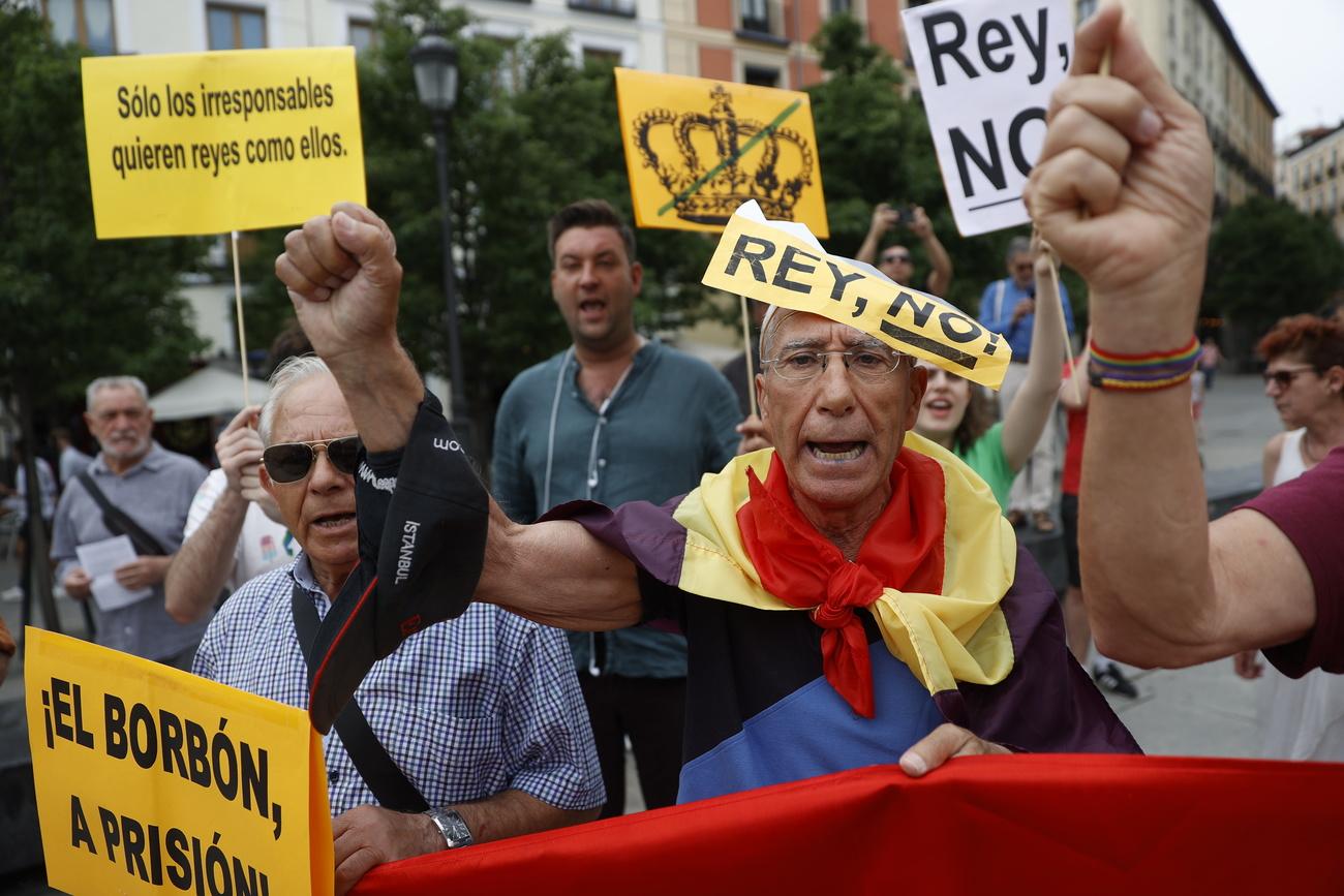 Des personnes manifestent contre la visite de l'ancien roi Juan Carlos Ier en Espagne, le 22 mai 2022 à Madrid. [KEYSTONE - Mariscal / EPA]