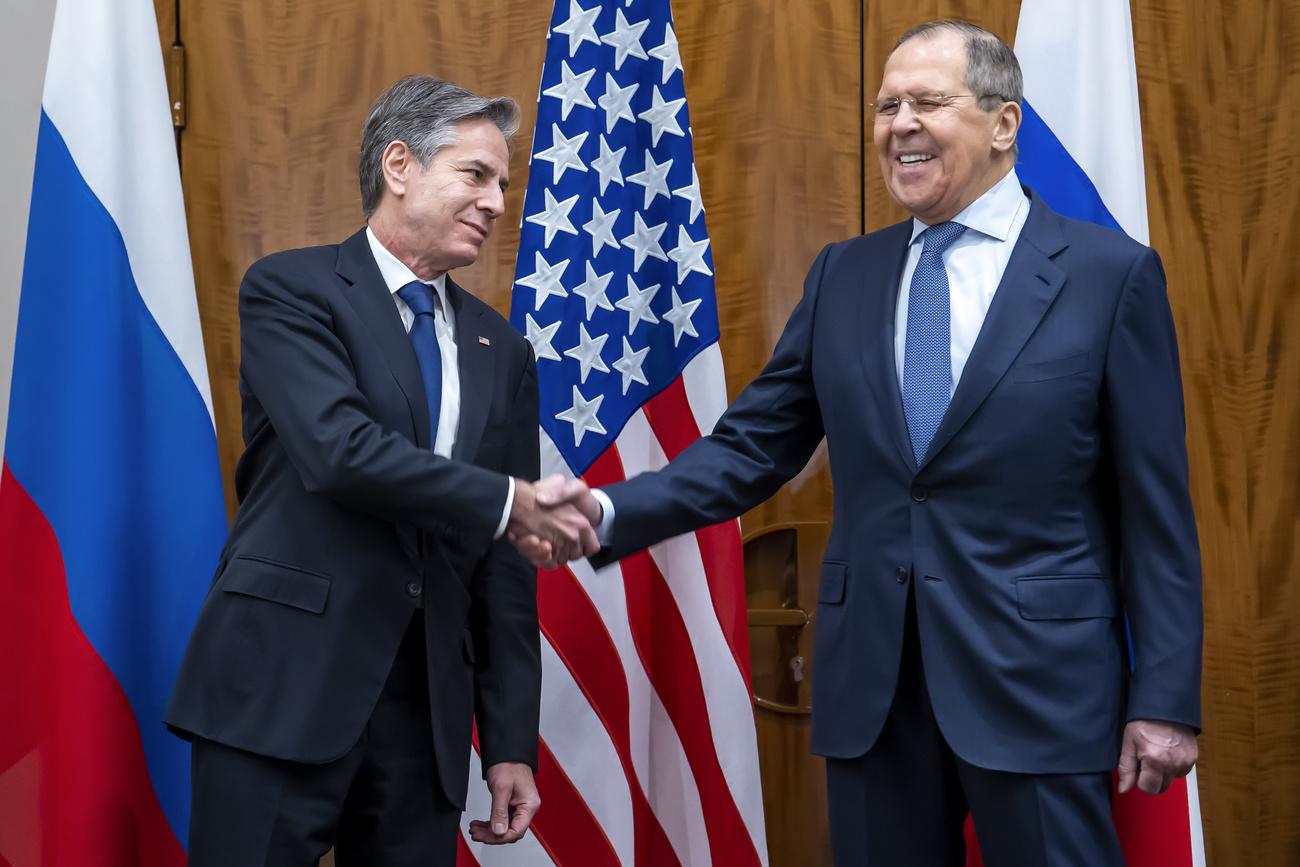 Le secrétaire d'Etat américain Antony Blinken (à gauche) et le ministre russe des Affaires étrangères Sergueï Lavrov à Genève, le 21 janvier 2022. [KEYSTONE - MARTIAL TREZZINI]