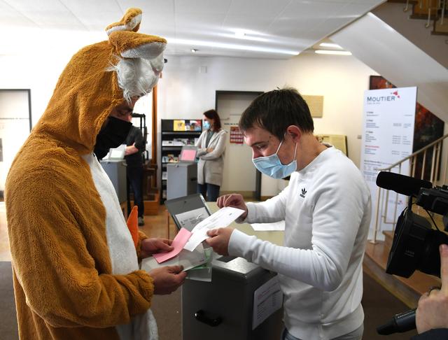 Patrick Muster, déguisé en lapin, votant lors des élections libres pour le Conseil de ville de Moutier, le 13 février 2022. [KEYSTONE - STEPHANE GERBER]