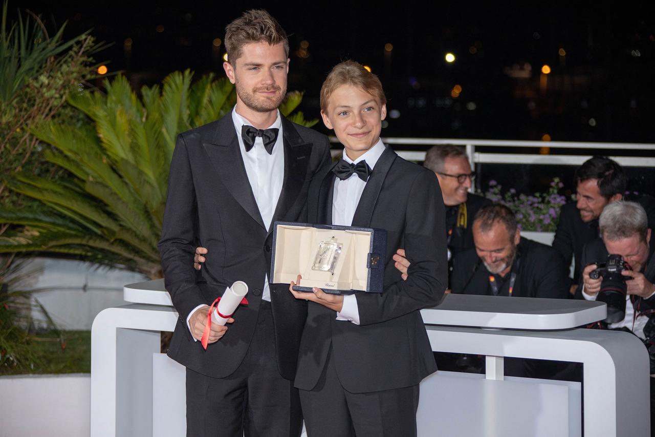 Le réalisateur Lukas Dhont, en compagnie de l'acteur Eden Dambrine. Il est le lauréat du Grand Prix pour le film "Close". [Hans Lucas via AFP - Roland Macri]