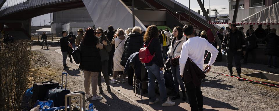 Les réfugiés ukrainiens ont parfois dû attendre des heures devant les centres d'asile fédéraux ce week-end. [Keystone - Michael Buholzer]