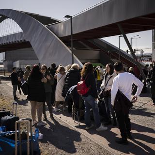 Les réfugiés ukrainiens ont parfois dû attendre des heures devant les centres d'asile fédéraux ce week-end. [Keystone - Michael Buholzer]