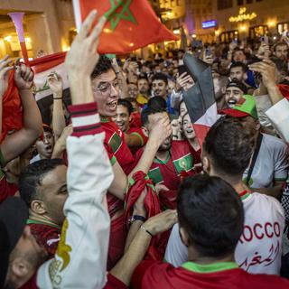 Les supporters marocains se réjouissent de la victoire de leur équipe. [Keystone - EPA/Martin Divisek]