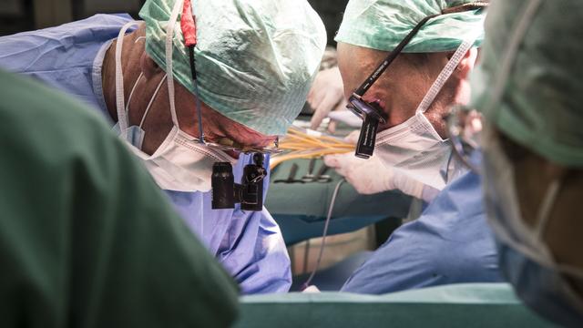 Le professeur Pierre-Alain Clavien le professeur Philipp Dutkowski pratiquent une transplantation du foie.
Universitätsspital Zürich
Centre Wyss [Centre Wyss - Universitätsspital Zürich]