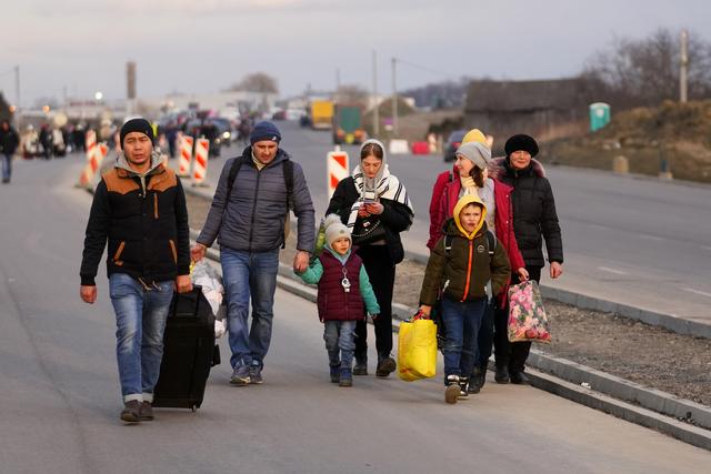 La grande vague de réfugiés ukrainiens arrive en Pologne [Ap Photo - Petr David Josek]