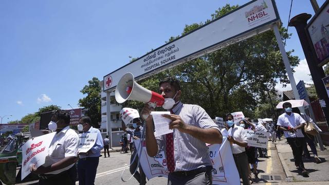 Des docteurs sri-lankais manifestent le 6 avril 2022. [Keystone/AP Photo - Eranga Jayawardena]