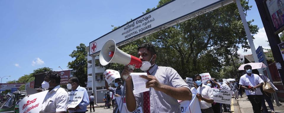 Des docteurs sri-lankais manifestent le 6 avril 2022. [Keystone/AP Photo - Eranga Jayawardena]