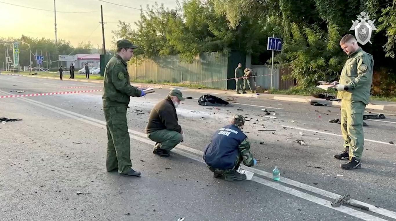 Les enquêteurs russes sur les lieux de l'explosion qui a tué Daria Douguina. [Reuters - Investigative Committee of Russia]