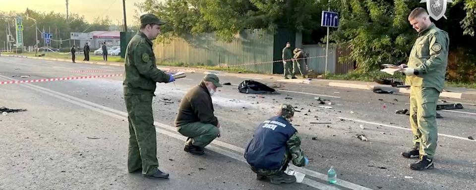 Les enquêteurs russes sur les lieux de l'explosion qui a tué Daria Douguina. [Reuters - Investigative Committee of Russia]