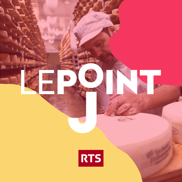 Le fromager Jean-Claude s'occupe des meules de fromage lors de la fabrication du fromage Vacherin Fribourgeois AOP à la cave de la fromagerie Moléson ce mardi 9 juin 2020 à Orsonnens. [KEYSTONE/Laurent Gillieron - Laurent Gillieron]