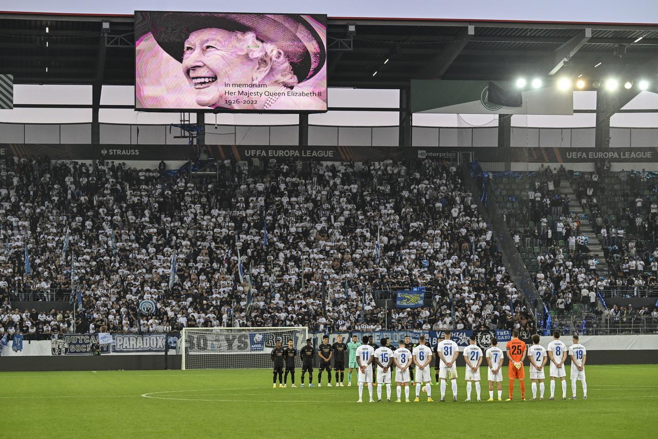 Une minute de silence à Zurich. [Keystone - EPA/Gian Ehrenzeller]