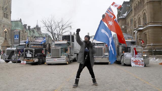 Rassemblés à Ottawa au Canada, les routiers demandent la fin des mesures sanitaires. [The Canadian Press via AP - Patrick Doyle]