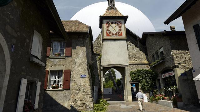 La porte de Saint-Prex photographiée en 2013 alors que le dôme du festival St-Prex Classics était installé dans cité vaudoise. [Keystone - Laurent Gillieron]