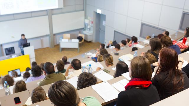 Une classe d'étudiants dans un auditoire. [Depositphotos - Kasto]