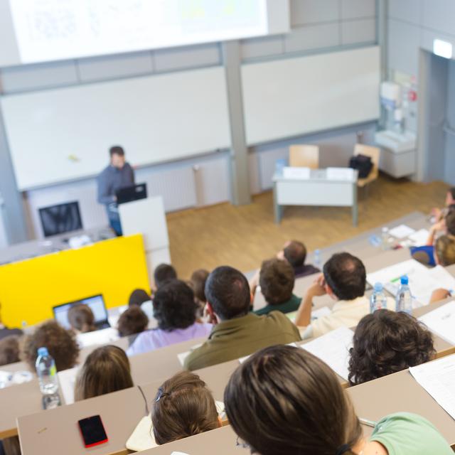 Une classe d'étudiants dans un auditoire. [Depositphotos - Kasto]