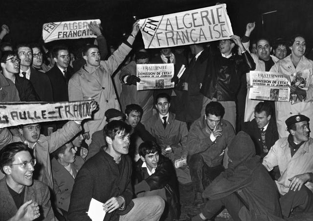 Manifestation le 9 novembre 1960 en faveur de l'Algérie française. [Keystone]