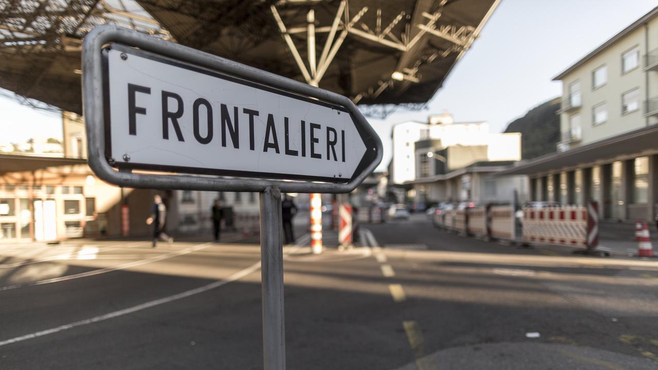 Le douane italo-suisse de Chiasso, où les travailleurs frontaliers bénéficient d'une voie spéciale. [Keystone - Gaetan Bailly]