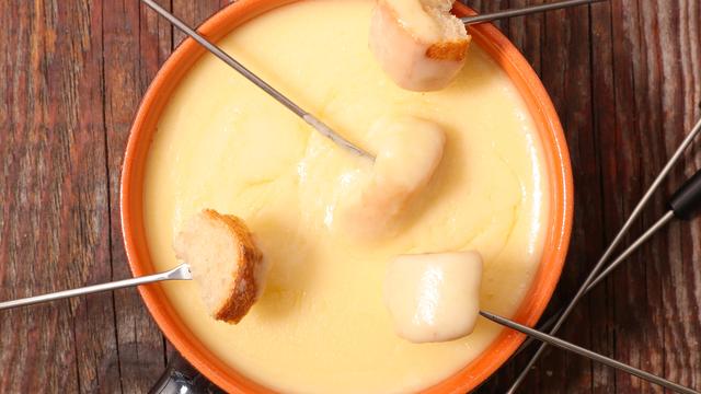 Un caquelon à fondue. [Depositphotos - studioM]