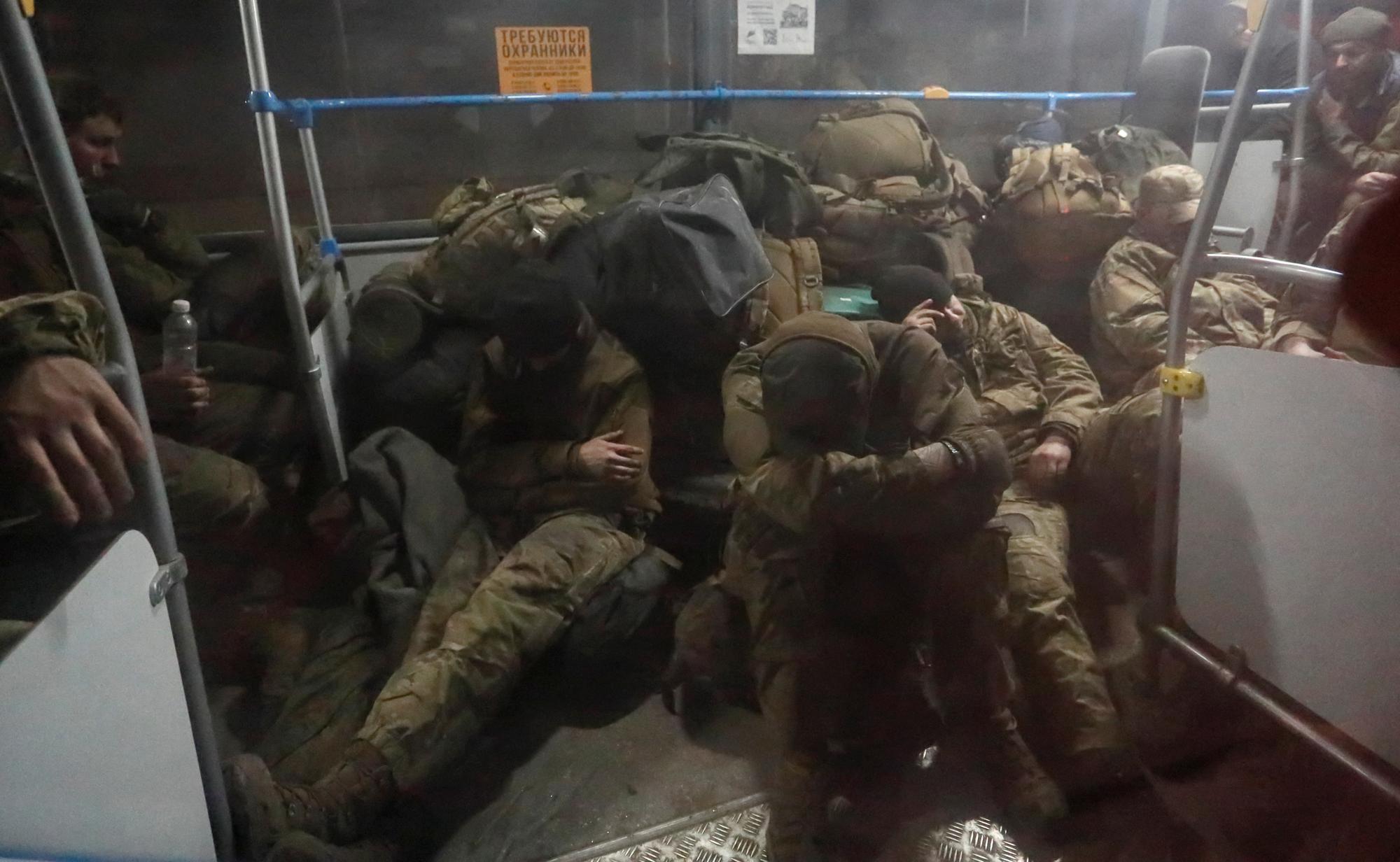 Des prisonniers de guerre ukrainiens évacués de l'aciérie Azovstal dans un bus en direction de la Russie, le 20 mai 2022. [Reuters - Alexander Ermochenko]