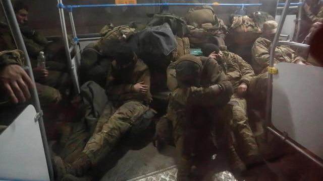 Des prisonniers de guerre ukrainiens évacués de l'aciérie Azovstal dans un bus en direction de la Russie, le 20 mai 2022. [Reuters - Alexander Ermochenko]