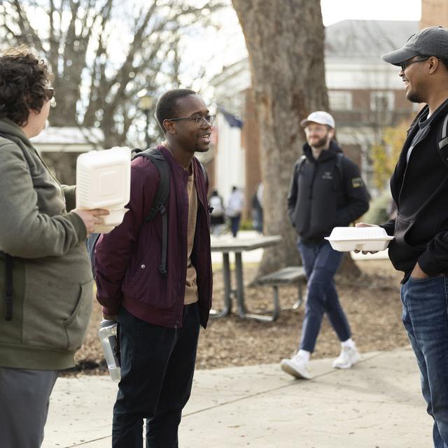 Des étudiants américains en train de discuter. [AP Photo/Keystone - Mike Kropf]