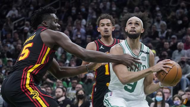 Clint Capela (à g.) et son équipe ont connu la défaite. [AP Photo/Charles Krupa]