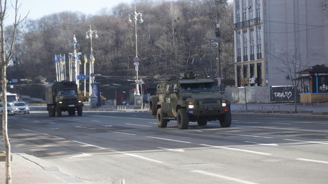 Des véhicules de l'armée ukrainienne dans la ville de Kiev, 26 février 2022. [EPA/Keystone - Zurab Kurtsikidze]