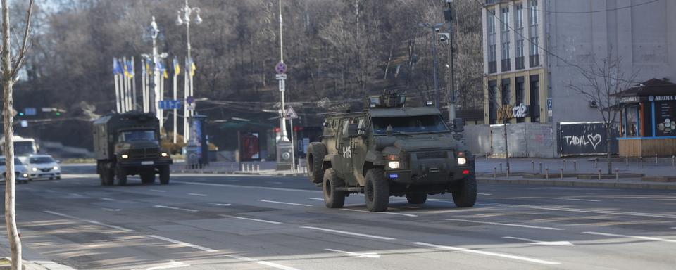 Des véhicules de l'armée ukrainienne dans la ville de Kiev, 26 février 2022. [EPA/Keystone - Zurab Kurtsikidze]