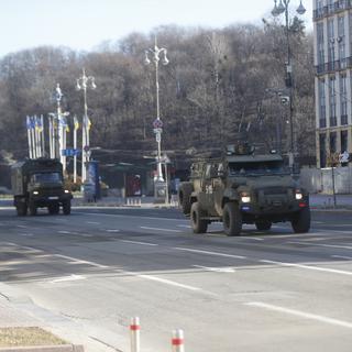Des véhicules de l'armée ukrainienne dans la ville de Kiev, 26 février 2022. [EPA/Keystone - Zurab Kurtsikidze]