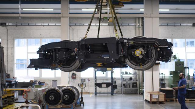 La construction d'un train dans l'usine Stadler de Bussnang (TG). [Keystone - Gian Ehrenzeller]