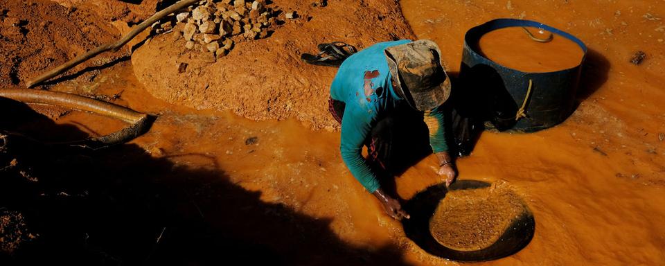 Un orpailleur clandestin près d'Itaituba, dans l'Etat brésilien du Para en Amazonie. [Reuters - Nacho Doce]