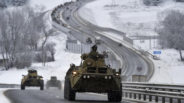 Un convoi de véhicules blindés russes se déplace sur une autoroute en Crimée le 18 janvier 2022. La Russie a concentré environ 100'000 soldats près de l'Ukraine. [Keystone - AP Photo]
