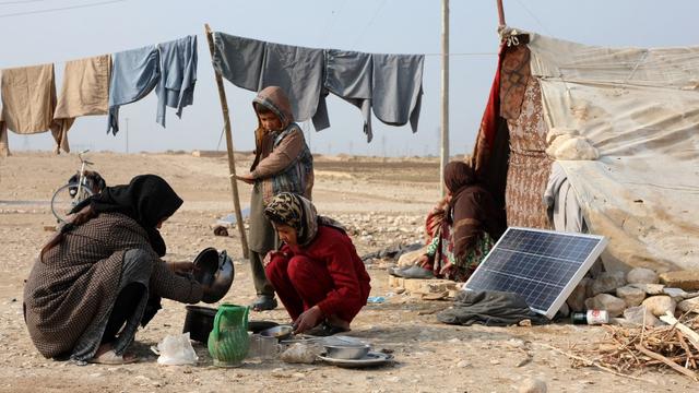 Des déplacés Afghans dans un camp à Balkh, en Afghanistan, le 13 novembre 2021. [AFP - Sayed Khodaiberdi Sadat / Anadolu Agency]