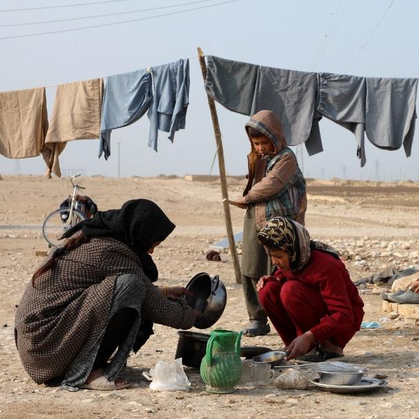 Des déplacés Afghans dans un camp à Balkh, en Afghanistan, le 13 novembre 2021. [AFP - Sayed Khodaiberdi Sadat / Anadolu Agency]