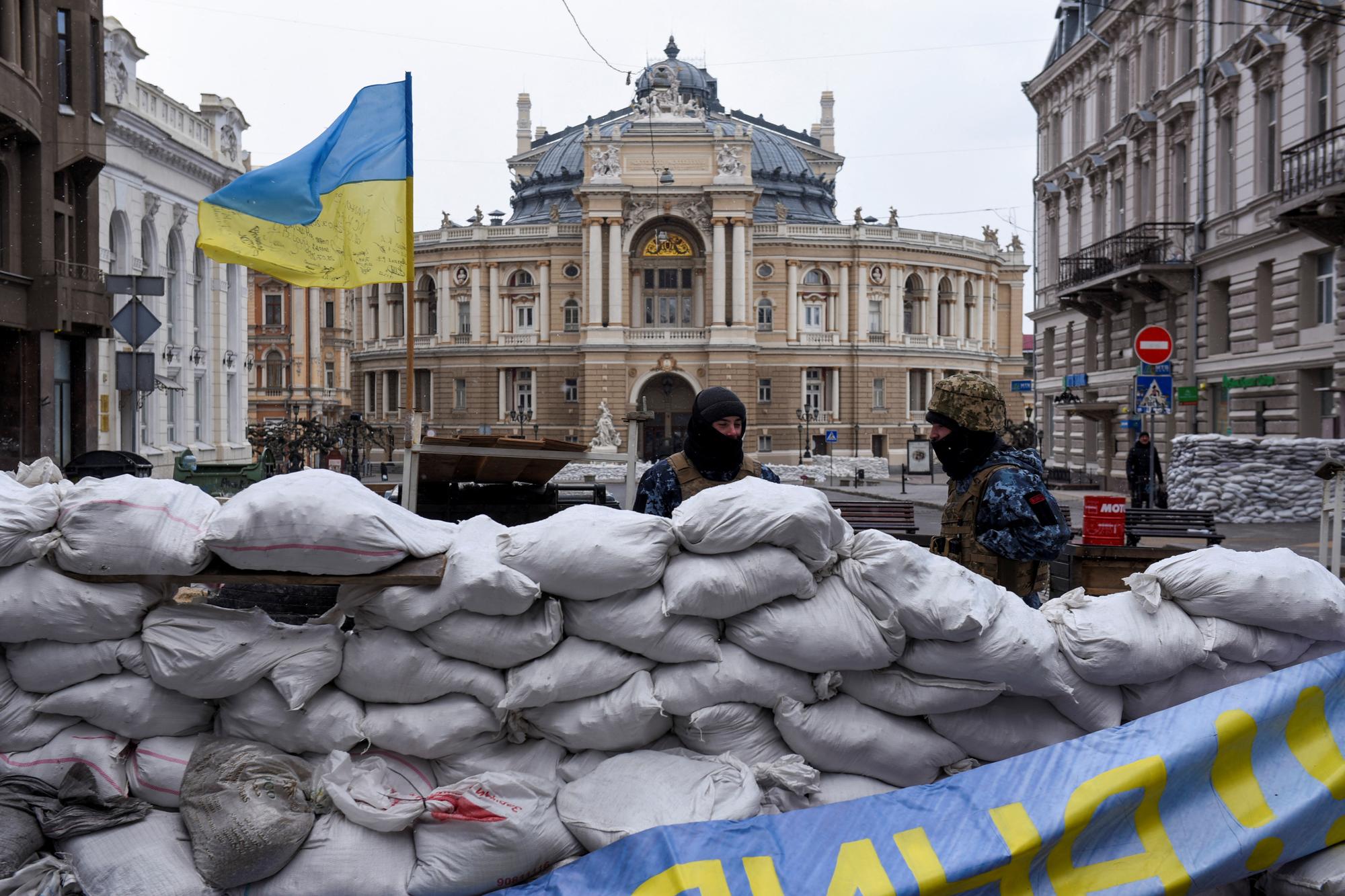 A Odessa (sud-ouest), troisième ville d'Ukraine, les soldats et les habitants se barricadent en préparation d'une offensive russe. [reuters - Alexandros Avramidis]
