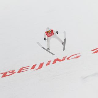 Dawid Kubacki de Pologne en action lors d'une séance d'entraînement de l'équipe nationale polonaise aux Jeux olympiques de Pékin 2022, Pékin, Chine, 03 février 2022. [EPA/KEYSTONE - Grzegorz Momot]