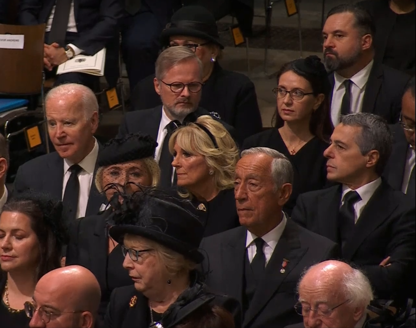 Ignazio Cassis est placé à côté du couple Biden pour la cérémonie à l'Abbaye de Westminster. [RTS]